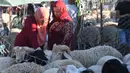 Orang-orang mengunjungi pasar ternak menjelang Hari Raya Idul Adha di Tunis, Tunisia, pada 20 Juli 2020. Hari Raya Idul Adha merupakan salah satu hari raya umat Islam yang dirayakan di seluruh dunia. (Xinhua/Adel Ezzine)