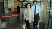 Ketua Pengadilan Negeri Sidoarjo Ifa Sudewi meninggalkan Gedung KPK, Jakarta, Rabu (22/6). Hakim Ifa adalah ketua majelis hakim untuk terdakwa Saipul Jamil di PN Jakarta Utara. (Liputan6.com/Helmi Afandi)