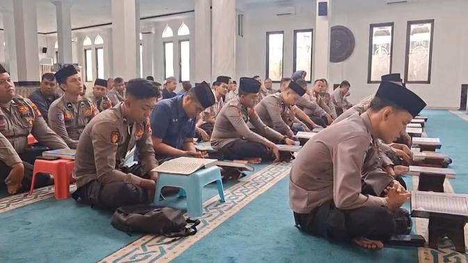 Sambut Ramadan, Puluhan Polisi Buta Alquran di Depok Dilatih Mengaji