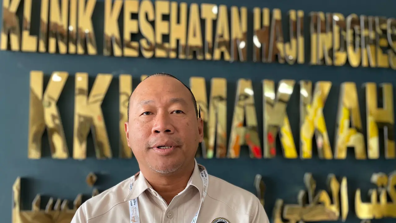Plt. Kepala Pusat Kesehatan Haji Kemenhaj dr Dani Pramudya saat diwawancarai tim Media Center Haji (MCH) di KKHI Makkah, Kamis, 4 Juni 2026. (dok. Media Center Haji)