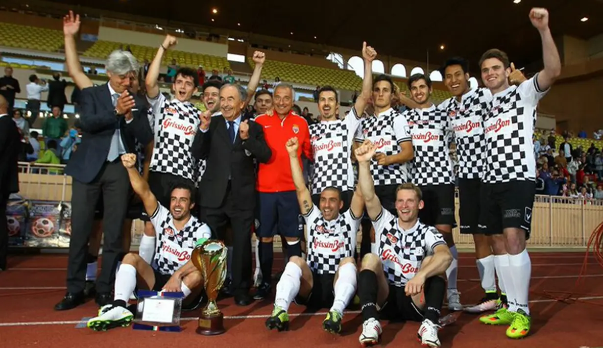 Pebalap GP2 asal Indonesia, Sean Gelael (kedua dari kanan), juga tergabng dalam tim Fernando Alonso dalam laga amal melawan tim Pangeran Albert II di Stade Louis II Monako, Selasa (24/5/2016). (Bola.com/Twitter/TeamJagonyaAyam)