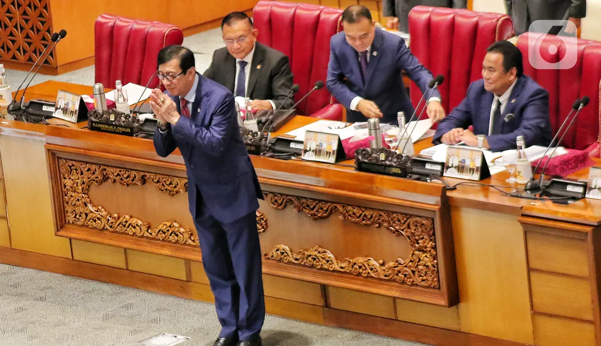 Menteri Hukum dan HAM Yasonna Laoly memberikan isyarat saat rapat paripurna DPR di Jakarta, Selasa (6/12/2022). DPR RI resmi mengesahkan Rancangan Undang-Undang Kitab Undang-Undang Hukum Pidana (RUU KUHP) menjadi Undang-Undang. (Liputan6.com/Angga Yuniar)