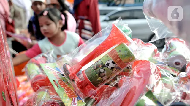 Jelang Tahun Baru, Penjualan Terompet Plastik Marak