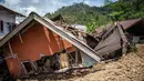 Upaya pencarian mengalami kendala akibat kondisi tanah yang labil dan cuaca buruk. Tampak dalam foto, tumah-rumah yang hancur terlihat di lokasi longsor Desa Situkung, Banjarnegara, Jawa Tengah, pada Selasa 18 November 2025. (DEVI RAHMAN/AFP)