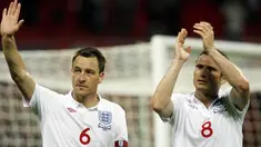 Kapten Inggris, John Terry (kiri) bersama midfielder Frank Lampard memberi salut ke fans setelah partai kualifikasi PD versus Andorra, di Stadion Wembley pada 10 Juni 2009. AFP PHOTO/Glyn Kirk