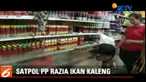 Petugas melakukan razia ikan kaleng asal Cina terkait dugaan adanya cacing dalam produk tersebut.
