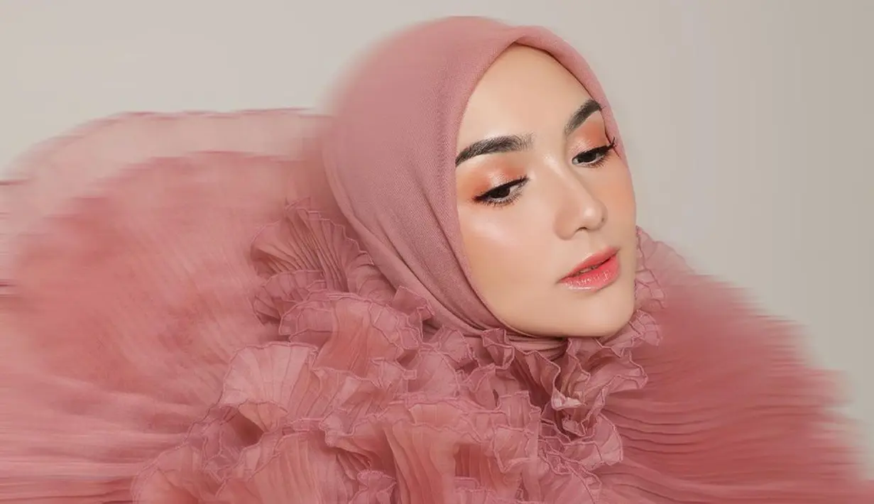 Finalis Gadis Sampul 2007 ini memang terkenal sebagai artis dengan gaya pemotretan yang selalu curi perhatian. Seperti saat pemotretan dengan pose candid ini membuat istri Rezky Aditya bikin publik terpukau dengan kecantikannya. (Liputan6.com/IG/@citraciki)