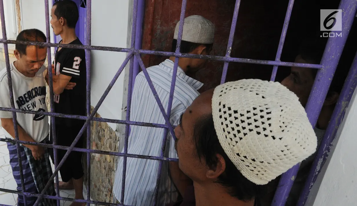 Santri mantan pecandu narkoba yang  mengalami gangguan kejiwaan memasuki sel agar tidak kabur di Pesantren Rehabilitasi Narkoba  Hikmah Syahadah, Pasir Nangka, Tigaraksa, Tangerang, Rabu (4/9/2019). Pesantren memiliki sekitar 50 santri yang umumnya mantan pecandu narkoba. (merdeka.com/Arie Basuki)