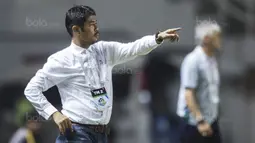 Pelatih Semen Padang, Nil Maizar, memberikan instruksi saat melawan PS TNI pada laga Liga 1 di Stadion Pakansari, Bogor, Minggu (30/7/2017). PS TNI menang 2-1 atas Semen Padang. (Bola.com/Vitalis Yogi Trisna)