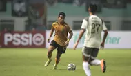 Pemain Bhayangkara FC, Nurhidayat Haji Haris saat melawan Persib Bandung dalam laga pekan pertama BRI Liga 1 2022/2023 di Stadion Wibawa Mukti, Cikarang, Minggu (24/7/2022). (Bola.com/Ikhwan Yanuar)