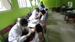 Sejumlah siswa menjalani pemeriksaan gigi gratis di Mts Negeri 1, Batam, Kepri, Selasa (7/8). Selain diperiksa, para siswa juga mendapat pengobatan gigi gratis dalam rangka HUT OT ke 70.  (Liputan6/com/HO/Iwan)