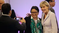 Menteri Luar Negeri Indonesia Retno Marsudi (tengah) foto bersama dengan Menteri Luar Negeri Australia Julie Bishop (kanan) saat menghadiri Pertemuan Menteri Luar Negeri Asean ke-7 di Manila, Filipina (7/8). (AFP Photo/Pool/Aaron Favila)