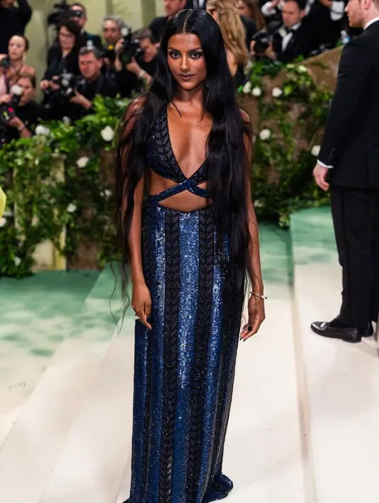 Simone Ashley memakai Atelier Prabal Gurung warna midnight dengan aksen bordir kristal berpayet hitam.  [@prabalgurung]