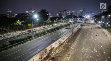 Suasana Jalan Tol Dalam Kota dan Jalan Gatot Soebroto pasca demonstrasi mahasiswa di depan Gedung DPR/MPR, Jakarta, Selasa (24/9/2019). Demonstrasi mahasiswa di depan gedung DPR RI berujung ricuh, polisi menembakkan gas air mata dan water cannon untuk membubarkan demo. (Liputan6.com/Faisal Fanani)