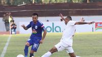 Pemain Barito Putra, Roni Beroperay (kanan) mencoba menghentikan gelandang PSIS, Shohei Matsunaga di Stadion Moch Soebroto, Magelang, Minggu (30/6/2019). (Bola.com/Vincentius Atmaja)