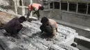 Buruh bekerja di sumur tangga Bansilalpet berusia abad ke-18, yang sedang menjalani pekerjaan restorasi, di Secunderabad, kota kembar Hyderabad, India (24/8/2022). (AFP/Noah Seelam)