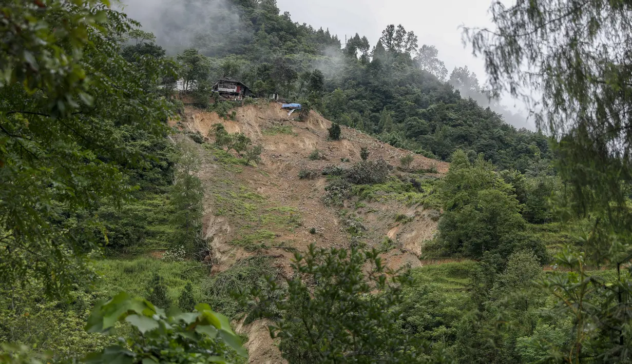 Foto dari udara memperlihatkan lokasi tanah longsor di Desa Liujing, Distrik Wulong, Chongqing, China (26/7/2020). Kondisi tanah yang longsor dalam bencana itu sendiri saat ini tidak stabil. Para pejabat setempat mengatakan sejauh ini 520 penduduk lokal sudah dievakuasi. (Xinhua/Huang Wei)