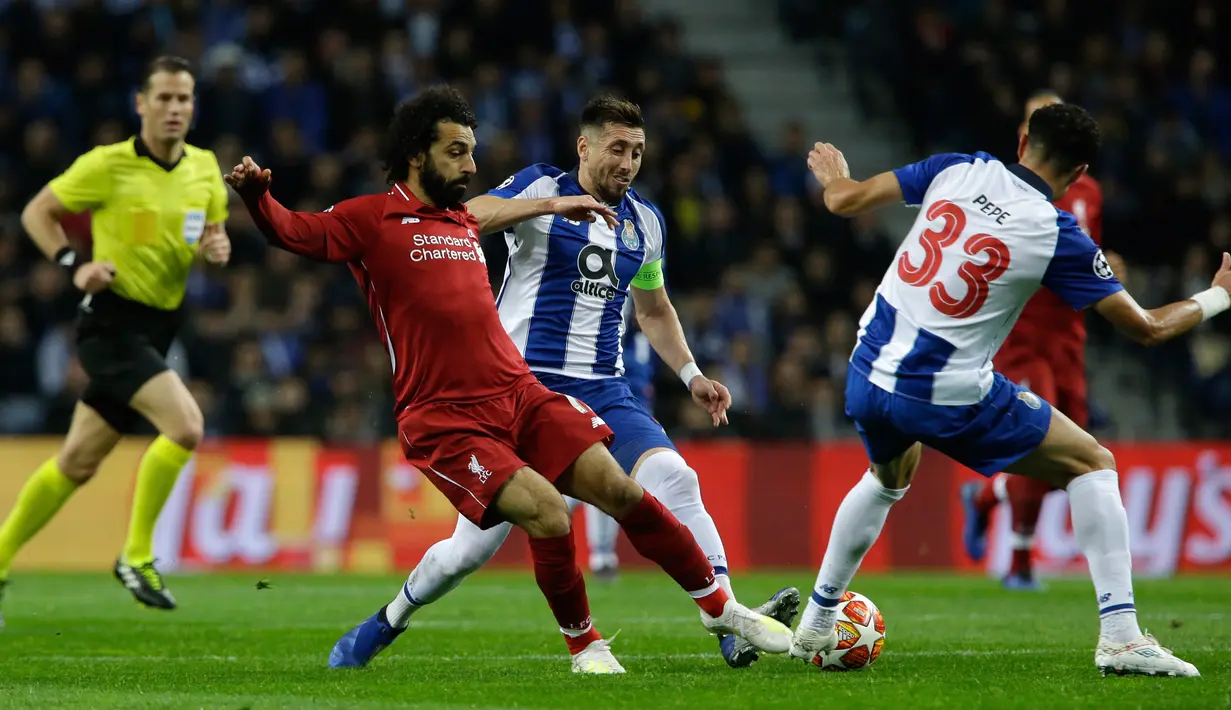 Winger Liverpool, Mohamed Salah berebut bola dengan pemain FC Porto, Pepe dan Hector Herrera pada leg kedua perempat final Liga Champions 2018/2019 di Estadio do Dragao, Rabu (17/4). Liverpool memastikan lolos ke babak semifinal setelah membantai FC Porto 4-1. (AP Photo/Armando Franca)