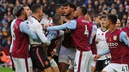 Pemain Manchester United bersitegang dengan pemain Aston Villa pada laga pekan ke-15 Liga Inggris 2022/2023 di Villa Park, 6 November 2022. Manchester United harus kalah dengan skor 1-3 dari tuan rumah. Tiga gol The Villans dicetak oleh Leon Bailey (7'), Lucas Digne (11'), dan Jacob Ramsey (49'). Sementara satu gol Setan Merah diperoleh dari gol bunuh diri Jacob Ramsey pada menit ke-45. (AFP/Geoff Caddick)