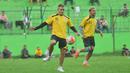 Cristian Gonzales (kiri) terlihat berlatih menendang bola bersama rekan-rekannya di Stadion Gajayana, Malang, Senin (23/5/2016). (Bola.com/Iwan Setiawan)