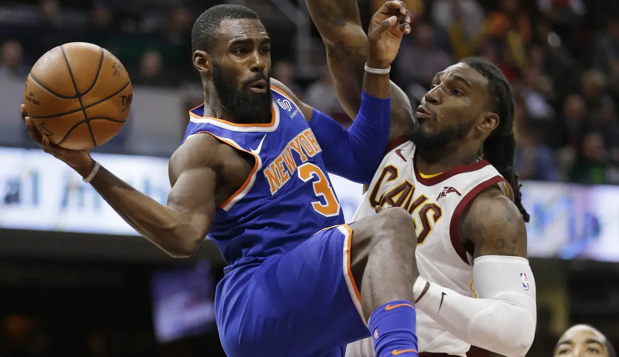 Pebasket New York Knicks, Tim Hardaway Jr, berusaha melewati pebasket Cleveland Cavaliers, Jae Crowder, pada laga NBA di Quicken Loans Arena, Cleveland, Minggu (29/10/2017).  Cleveland Cavaliers kalah 114-95 dari New York Knicks. (AP/Tony Dejak)