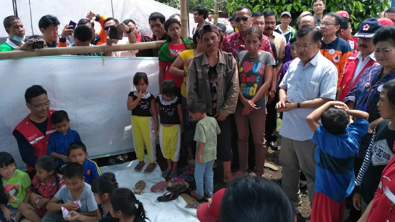 Wapres Jusuf Kalla menyambangi pengungsi Gunung Agung