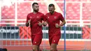 Pemain Timnas Indonesia, Jordi Amat (kiri) dan Ilija Spasojevic ketika berlatih jelang laga Piala AFF 2022 di Stadion Gelora Bung Karno, Jakarta, Selasa (20/12/2022). (Bola.com/Abdul Aziz)