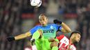 Pemain Inter Milan, Joao Miranda, berduel dengan pemain Southampton, Nathan Redmond, pada laga Grup K Liga Europa di Stadion St Mary's, Jumat (4/11/2016) dini hari WIB. (AFP/Glyn Kirk)