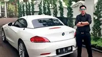 Kiki Hasibuan berpose di depan BMW Z4.(Istimewa)