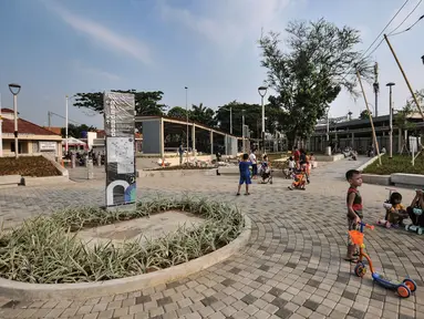 Anak-anak bermain di taman Stasiun Manggarai, Jakarta, Kamis (30/9/2021). Pemrov DKI Jakarta terus menggebut proyek revitalisasi atau penataan kawasan Stasiun Manggarai. (merdeka.com/Iqbal S. Nugroho)