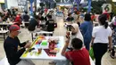 <p>Sejumlah pemudik beristirahat untuk berbuka puasa Ramadhan di tempat peristirahatan KM 166 Jalan Tol Cikopo - Palimanan, Jawa Barat, Rabu (27/4/2022). Jelang waktu berbuka puasa, tempat peristirahatan dalam tol dimanfaatkan dan dipadati para pemudik untuk beristirahat serta berbuka puasa. (Liputan6.com/Herman Zakharia)</p>