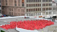 Ratusan orang berpose mengenakan kain merah transparan saat foto bugil massal dari proyek terbaru fotografer AS Spencer Tunick di tempat parkir mobil di pusat perbelanjaan di Melbourne, Australia (9/7). (AFP Photo/Paul Crock)