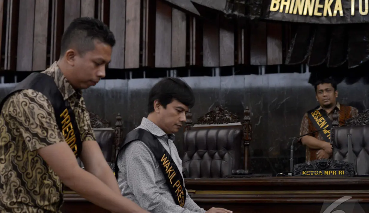 Staf MPR RI yang berperan sebagai Presiden terpilih dan Wakil Presiden terpilih menandatangani berita acara pelantikan Presiden dan Wakil Presiden 2014-2019, Jakarta, Jum'at (17/10/2014) (Liputan6.com/Andrian M Tunay)