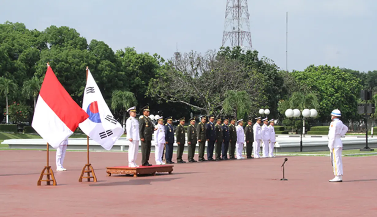 Panglima TNI Jenderal TNI Dr. Moeldoko dan Panglima Angkatan Bersenjata (Pangab) Korea Admiral Choi Yoon-Hee saat melakukan upacara di Mabes TNI Cilangkap, Jakarta Timur, Selasa (20/01/2015). (Puspen TNI)
