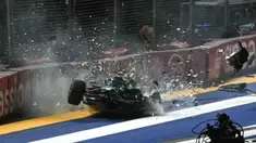 Pembalap Aston Martin, Lance Stroll mengalami kecelakaan saat sesi Kualifikasi 1 (Q1) Formula 1 GP Singapura 2023 yang berlangsung di Sirkuit Marina Bay, Singapura, Sabtu (16/03/2023). (AFP/Mohd Rashfan)
