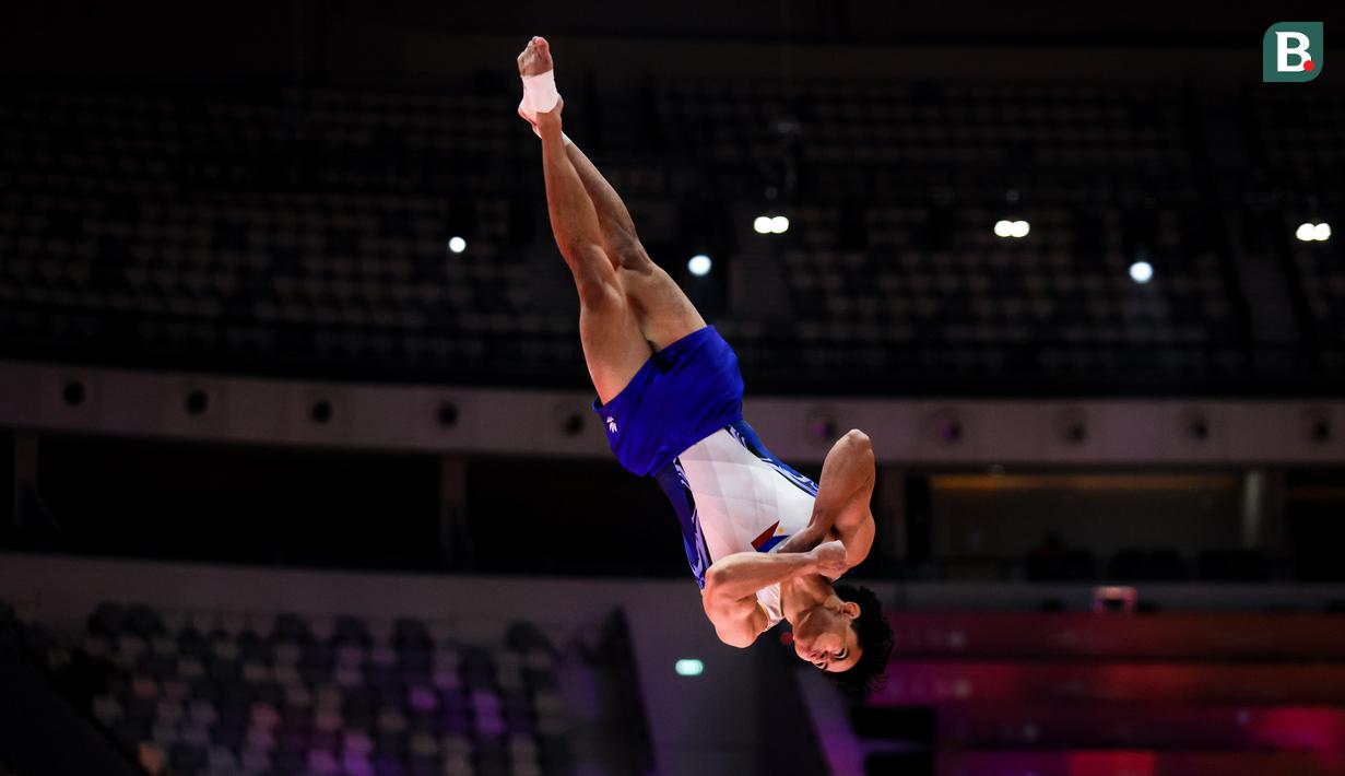 Pesenam Filipina, Edirel Yulo melakukan lompatan pada nomor meja lompat saat babak kualifikasi Kejuaraan Dunia Gimnastik 2025 di Indonesia Arena, Senayan, Jakarta, Minggu (19/10/2025). (Bola.com/Bagaskara Lazuardi)