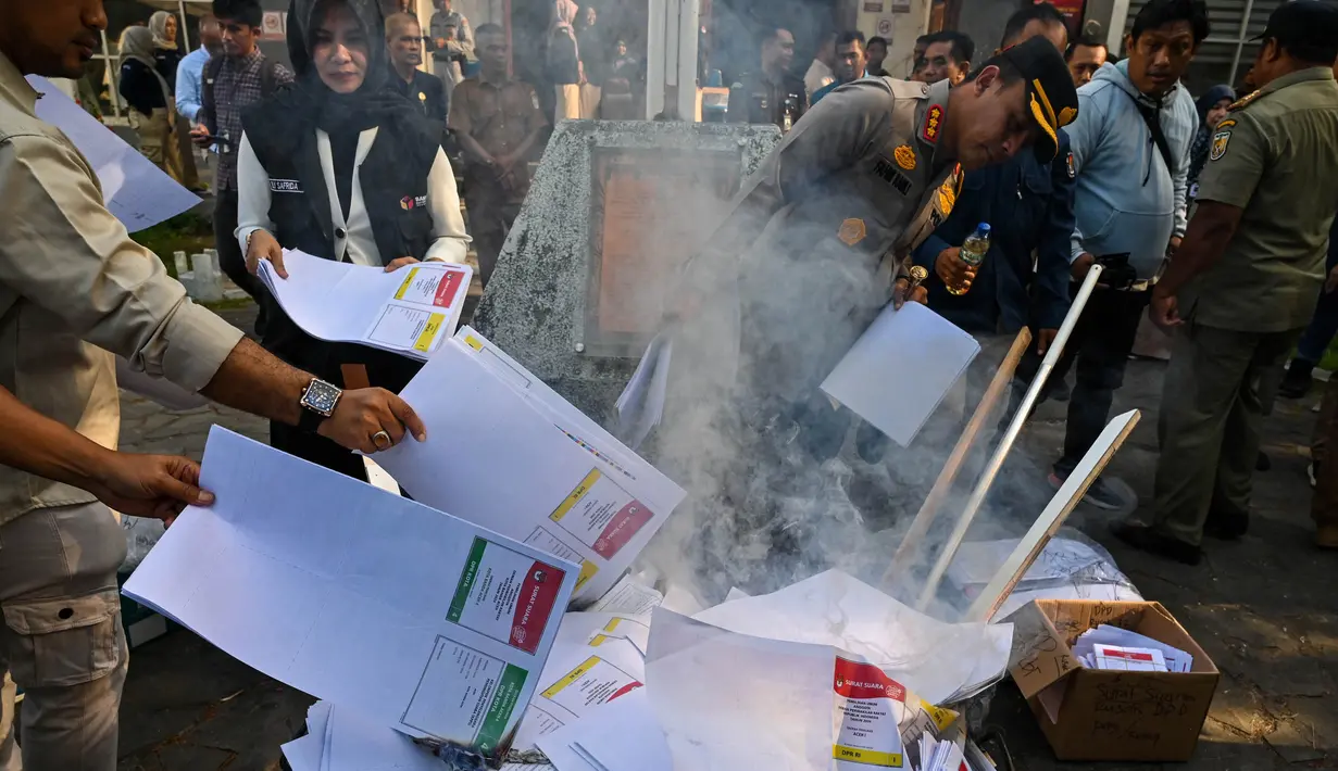 Pemusnahan untuk menghindari penyalahgunaan serta potrensi kecurangan dalam Pemilu 2024. (CHAIDEER MAHYUDDIN/AFP)
