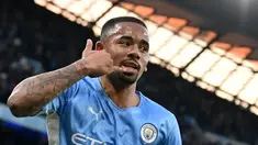 Arsenal yang bakal ditinggal Alexandre Lacazette dan Eddie Nketiah tentu akan membutuhkan striker baru. Belakangan nama Gabriel Jesus menjadi daftar incaran The Gunners. Mereka sedang menyiapkan tawaran perdana untuk merekrut pemain asal Brasil tersebut. Sementara itu, Jesus sendiri diklaim tertarik untuk pindah ke Arsenal, apalagi setelah kedatangan Erling Haaland ke Mancheter City. (AFP/Paul Ellis)