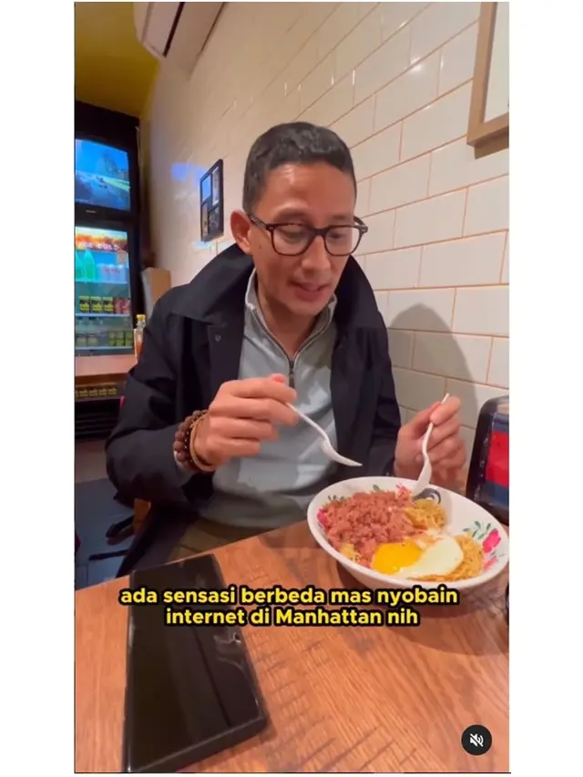 6 Potret Sandiaga Uno Jajal Warkop Viral di New York, Sedia Menu Ala Indonesia