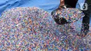 <p>Pekerja menjemur leburan sampah plastik di gudang pengolahan sampah plastik kawasan Bekasi, Rabu (15/9/2021). Skema ekonomi sirkular mampu menjaga keberlanjutan lingkungan sekaligus memberikan manfaat ekonomi dalam hal daur ulang sampah. (Liputan6.com/Herman Zakharia)</p>