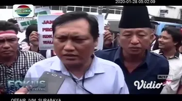 Puluhan warga yang mengatasnamakan dirinya Laskar Suramadu Jawara meluruk Mapolrestabes Surabaya, Senin (27/1/2020). Dalam aksi damai itu, mereka meminta polisi menangkap penghina Wali Kota Surabaya Tri Rismaharini atau Risma.