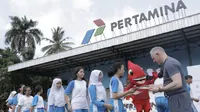 Anak-anak menerima sertifikat usai mendapatkan pelatihan sepak bola dari Liverpool di Lapangan Sepak Bola Pertamina, Jakarta, Jumat (9/3/2018). Kegiatan ini dalam rangka LFC World Jakarta. (Bola.com/Vitalis Yogi Trisna)