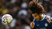 Marc Cucurella. Bek kiri Spanyol berusia 24 tahun ini baru saja didatangkan Chelsea pada bursa transfer musim panas 2022/2023 dari klub semenjana Liga Inggris Brighton and Hove Albion. Ia diikat kontrak hingga Juni 2028 dengan nilai transfer 65,3 juta euro atau setara Rp974 miliar. Dalam 3 laga awal Liga Inggris musim ini ia selau diturunkan dan di dua laga terakhir selalu bermain penuh. (AFP/Paul Ellis)
