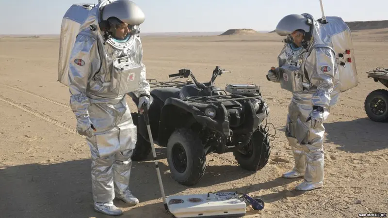 Dua ilmuwan melakukan eksperimen "Life on Mars" atau kehidupan di Marsdi gurun Dhofar, Oman selatan (Sam McNeil/AP PHOTO via VOA)