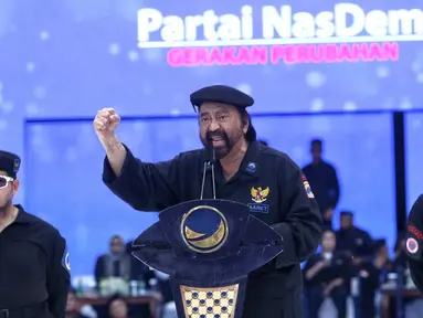 Ketua Umum Partai NasDem Surya Paloh memberikan pidatonya dalam Apel Siaga Perubahan di GBK, Senayan, Jakarta, Minggu (16/7/2023). (Liputan6.com/Angga Yuniar)