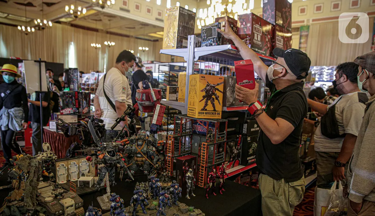 Pengunjung melihat-lihat mainan pada gelaran The Jakarta 17th Toys & Comics Fair 2022 di Balai Sudirman, Jakarta, Sabtu (5/3/2022). Event Pop-Culture untuk para pecinta hobi mainan koleksi dan komik berskala internasional ini kembali diselenggarakan di Jakarta. (Liputan6.com/Faizal Fanani)