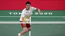 Pebulu tangkis Jepang Kanta Tsuneyama saat melawan pebulu tangkis Indonesia Anthony Sinisuka Ginting pada pertandingan tunggal putra Olimpiade Tokyo 2020 di Tokyo, Jepang, Kamis (29/7/2021). Ginting lolos ke perempat final Olimpiade Tokyo 2020 usai mengalahkan Kanta. (AP Photo/Markus Schreiber)