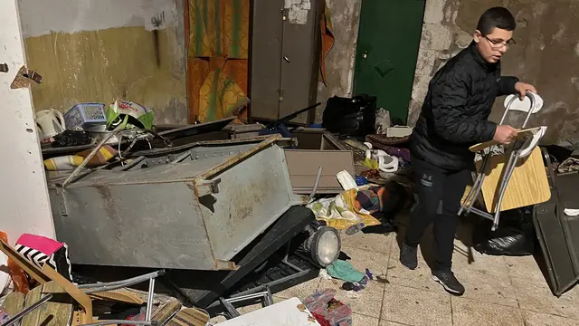 Bersih-Bersih Masjid Al-Aqsa Usai Diserang Polisi Israel