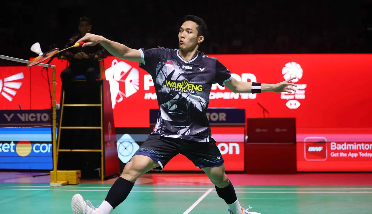 Tunggal putra Indonesia, Jonatan Christie, saat bertanding melawan wakil Kanada, Victor Lai, pada laga final turnamen bulutangkis Indonesia Open 2026 di Istora Gelora Bung Karno, Senayan, Jakarta, Minggu (7/6/2026). (Bola.com/M Iqbal Ichsan)