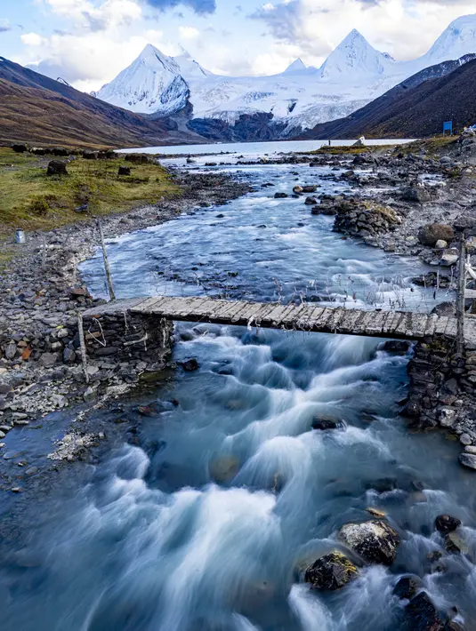 Pemandangan Gunung Sapukonglagabo di Wilayah Biru di Nagqu, Daerah Otonom Tibet, China barat daya (11/10/2020). Dengan membaiknya kondisi transportasi, semakin banyak wisatawan yang dapat mengakses Gunung Sapukonglagabo untuk menikmati pemandangan. (Xinhua/Purbu Zhaxi)
